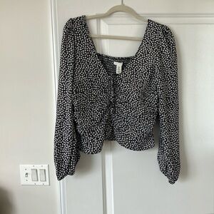 Cropped long sleeve floral top.